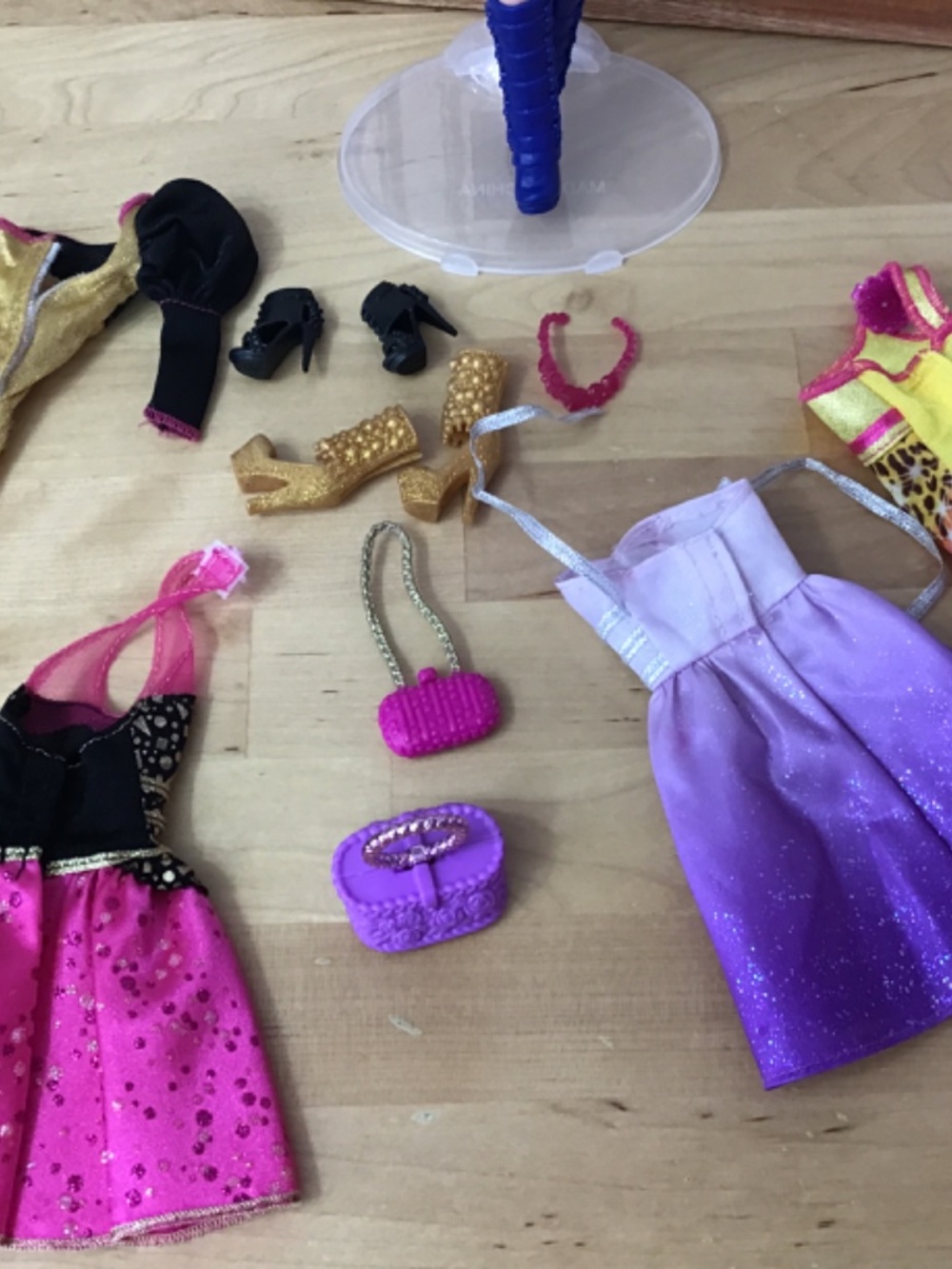 Barbie Fashionistas Raquelle Doll and Clothes - Picture 11 of 13